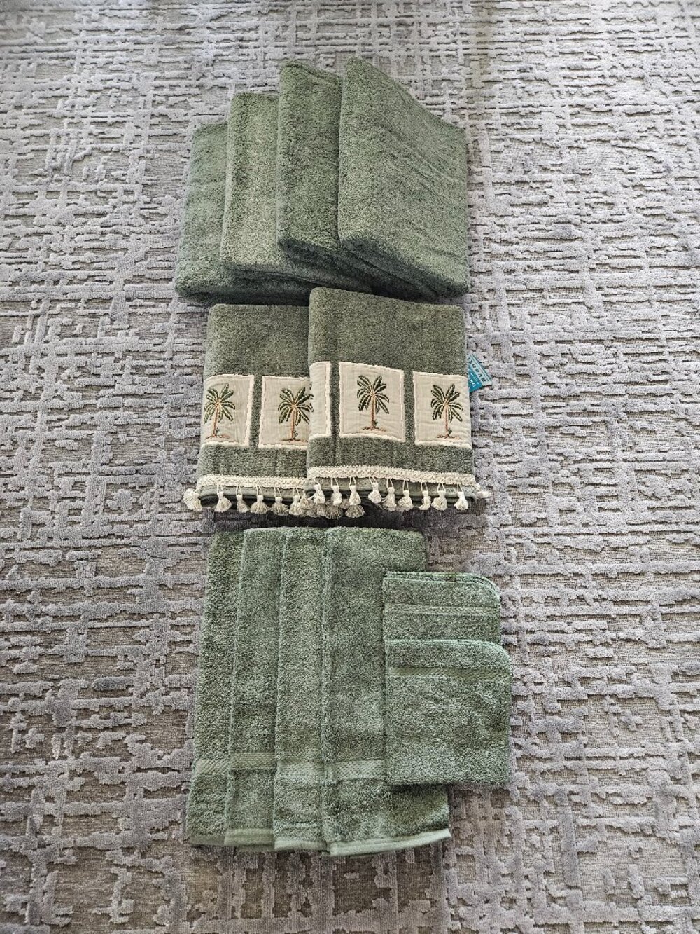 NEW SET OF 10 ROYAL VELVET SAGE GREEN TOWELS AND 2 AVANTI SAGE GREEN PALM TOWELS